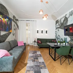 Stephansdom I Netflix I Self Check In Apartment